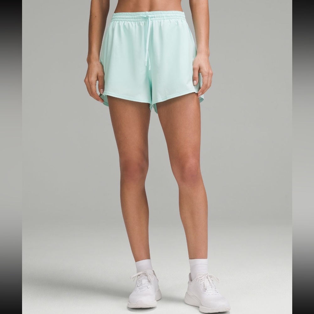 Lululemon Lightweight High Rise Relaxed Short 3” Size 2 Retail $78 Ideal Mint